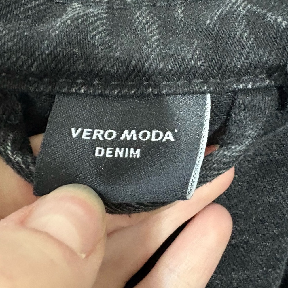 Vero Moda Cropped Black Denim Jacket - Picture 4 of 6